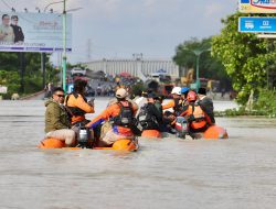 Kapolda Jateng beserta Kepala BNPB Cek Kondisi banjir di Demak