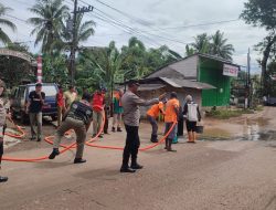 Pasca Banjir Luapan Sungai Wiroko, Polsek Nguntotonadi Lakukan Kerja Bakti Pembersihan Sisa Lumpur Di Jalan