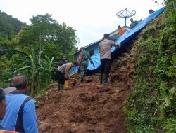 Polri Peduli, Polsek Batuwarno Kerja Bakti Dan Berikan Sembako Korban Longsor