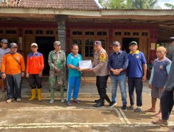 Polri Peduli, Polsek Jatipurno Kerja Bakti Perbaiki Atap Rumah Tertimpa Pohon