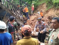 Polsek Karangtengah Bersinergi Dengan TNI Dan Masyarakat Bersihkan Material Longsor