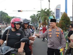 Polres Wonogiri Bagikan Takjil Bagi Pengguna Jalan