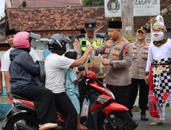 Antusiasme Masyarakat Sambut Pembagian Takjil Gratis Dari Polres Wonogiri