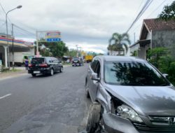 Polres Wonogiri Evakuasi dan Lakukan Olah TKP Kecelakaan Lalu Lintas di Depan Gapura RS Hermina