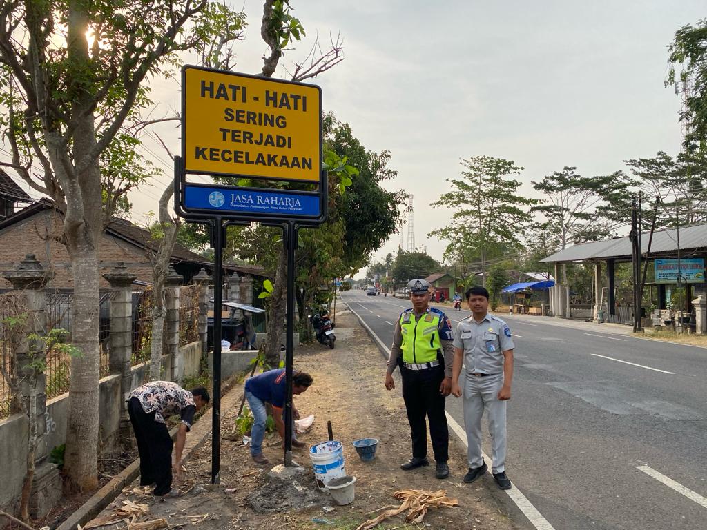 Polres Wonogiri Bersama Jasa Raharja Pasang Rambu Peringatan Di Titik